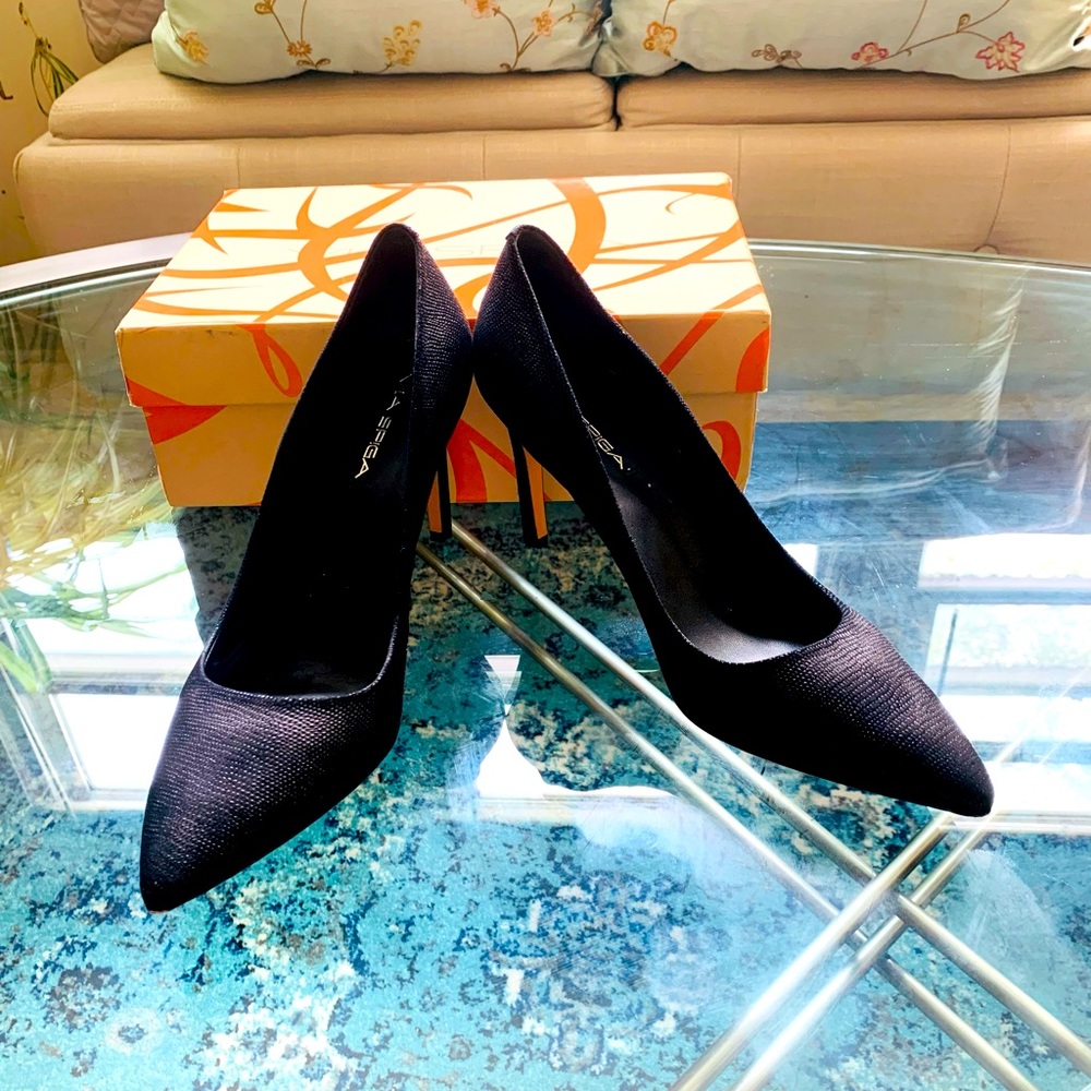 ✨ Via Spiga✨ Black V-Idalis Textured Leather Pumps